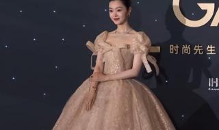 周深红毯上修伞